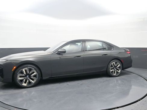 Used 2023 BMW 760i xDrive w/ Executive Package image 4