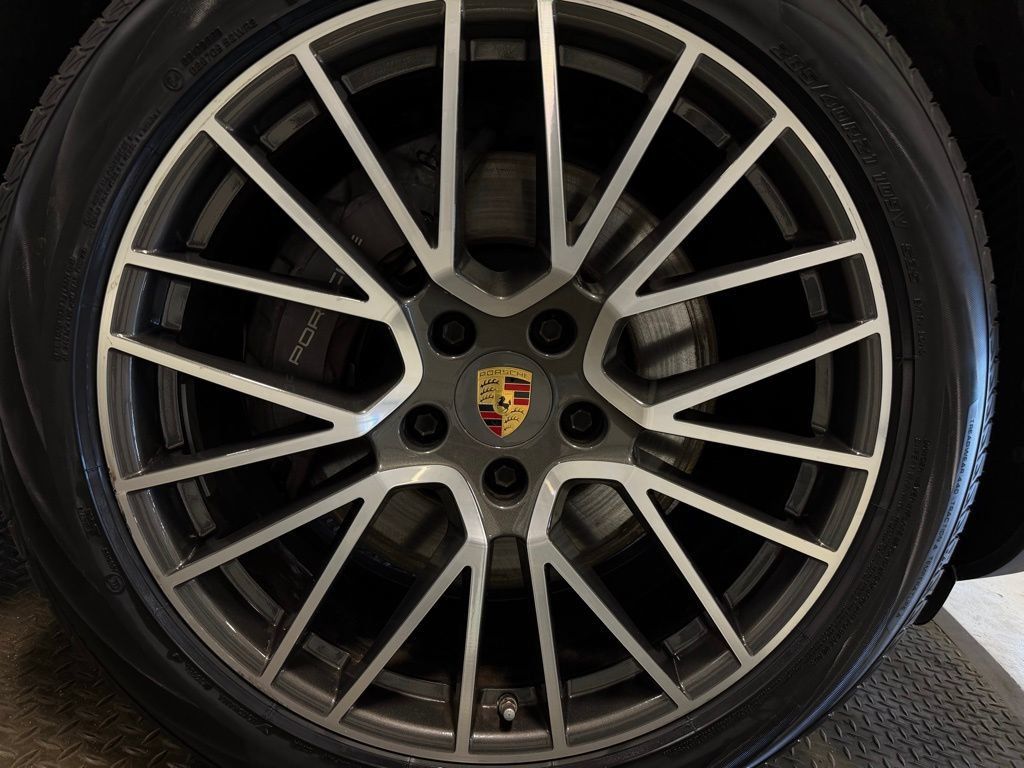 Certified 2023 Porsche Cayenne Platinum Edition AWD/4WD image 39
