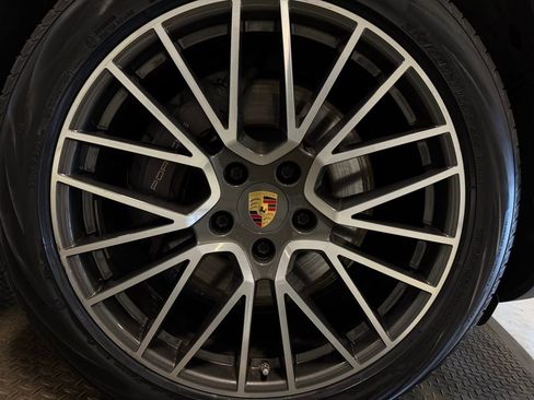 Certified 2023 Porsche Cayenne Platinum Edition AWD/4WD image 39