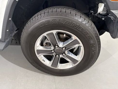 Used 2022 Jeep Wrangler Unlimited Sahara AWD/4WD image 13