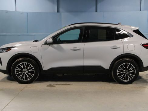 Used 2025 Ford Escape SE w/ Class II Trailer Tow Package image 31