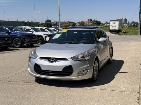 Used 2017 Hyundai Veloster Value Edition FWD image 14
