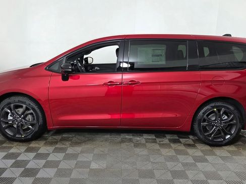 New 2026 Chrysler Pacifica Select image 4