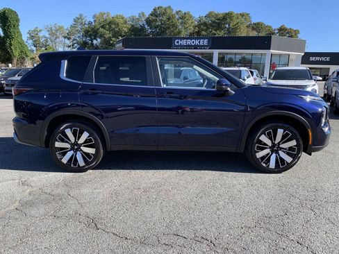 New 2025 Mitsubishi Outlander SE image 2