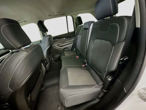Used 2023 Jeep Grand Cherokee Laredo AWD/4WD image 28