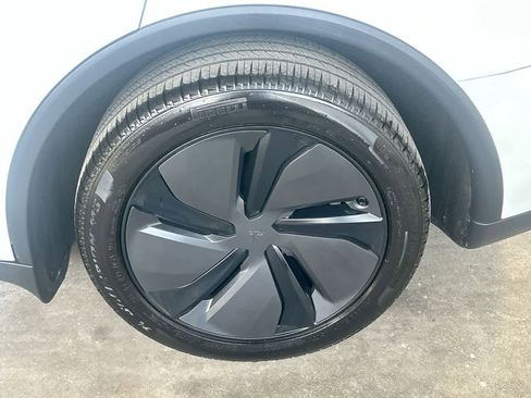Used 2026 Tesla Model Y AWD image 11