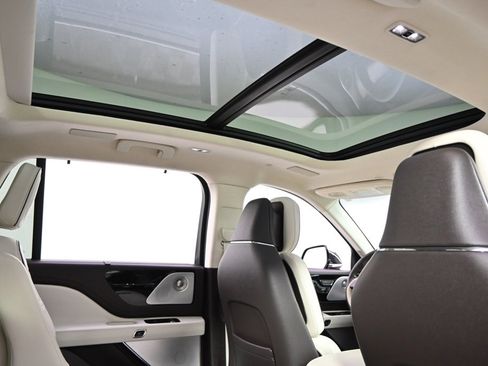 Used 2022 Lincoln Aviator Black Label w/ Class IV Trailer Tow Package image 17