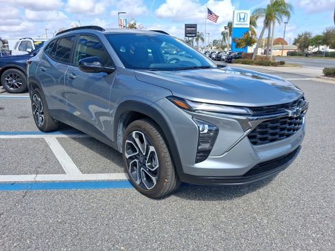 Used 2025 Chevrolet Trax RS w/ Driver Confidence Package image 3