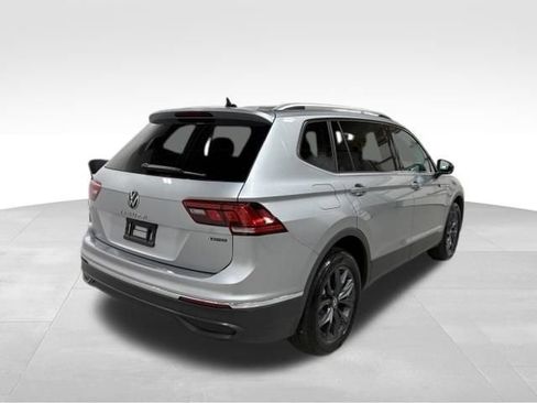Certified 2022 Volkswagen Tiguan SE w/ Panoramic Sunroof Package AWD/4WD image 7