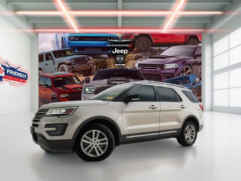 Used 2017 Ford Explorer XLT w/ Equipment Group 202A image 1