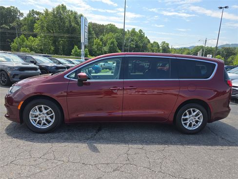 Used 2023 Chrysler Voyager LX FWD image 6