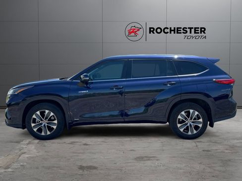 Used 2021 Toyota Highlander XLE AWD/4WD image 2