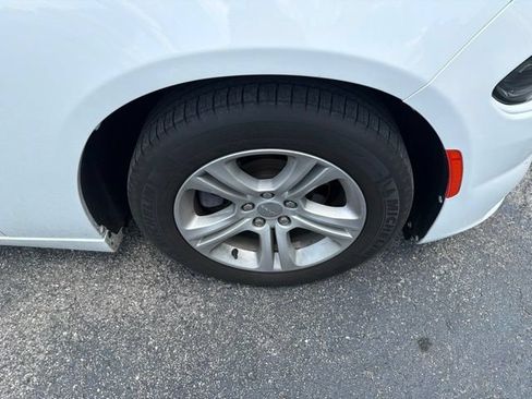 Used 2019 Dodge Charger SXT RWD image 8