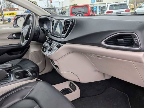 Used 2023 Chrysler Pacifica Touring-L FWD image 25