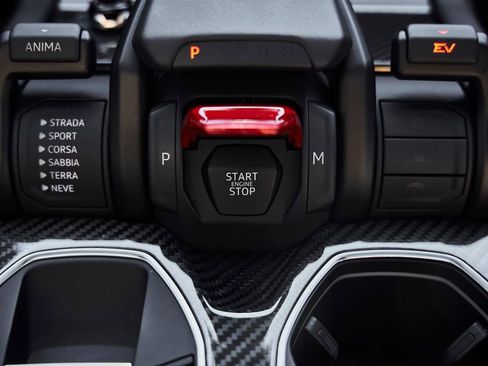 Used 2025 Lamborghini Urus Performante AWD/4WD image 67