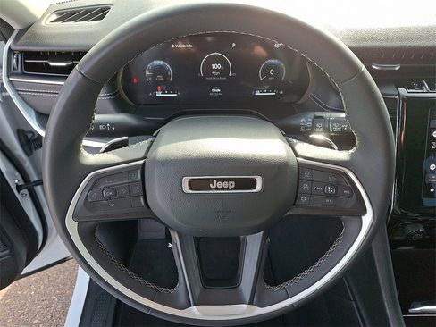 Used 2024 Jeep Grand Cherokee L Laredo image 18