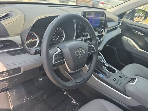Used 2025 Toyota Highlander XLE AWD/4WD image 18