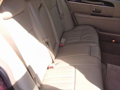 Used 2006 Lincoln Town Car Executive L image 22