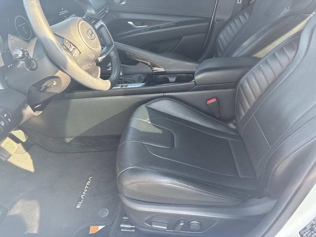 Used 2023 Hyundai Elantra Limited w/ Preferred Accessory Package FWD image 28
