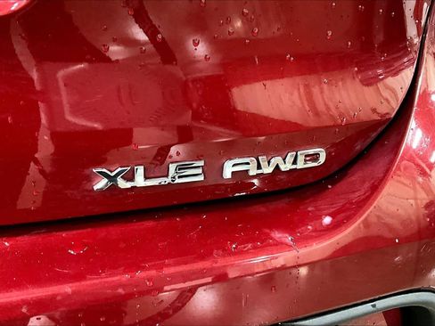 Used 2020 Toyota Highlander XLE image 10