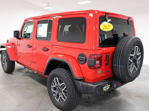 Used 2025 Jeep Wrangler Unlimited Sahara AWD/4WD image 7