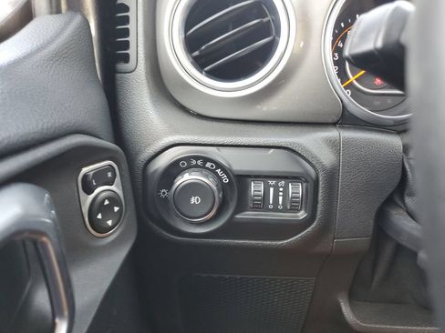 Certified 2018 Jeep Wrangler Unlimited Sahara AWD/4WD image 19