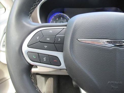 Certified 2022 Chrysler Voyager LX FWD image 22
