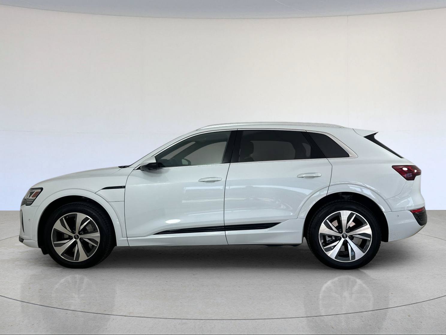 Used 2024 Audi Q8 e-tron Premium Plus AWD/4WD image 3
