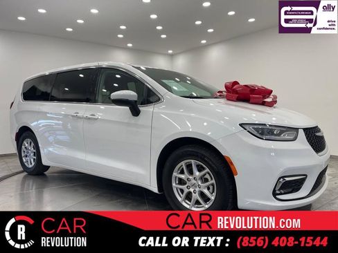 Used 2023 Chrysler Pacifica Touring-L image 1