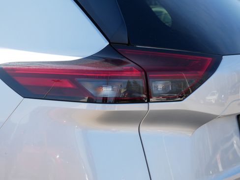 Certified 2023 Nissan Rogue SV image 17