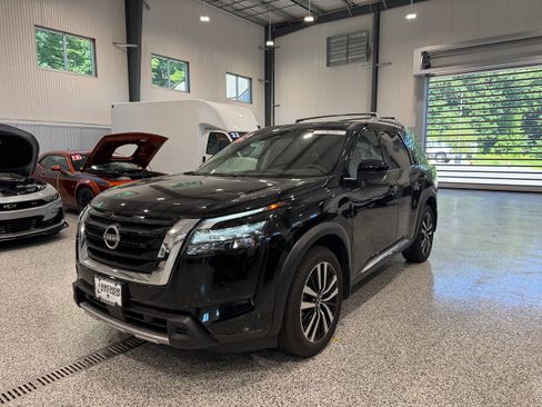 Used 2025 Nissan Pathfinder Platinum AWD/4WD image 1