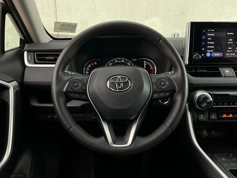 Used 2025 Toyota RAV4 XLE image 33