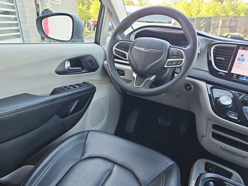 Used 2023 Chrysler Pacifica Touring-L FWD image 9