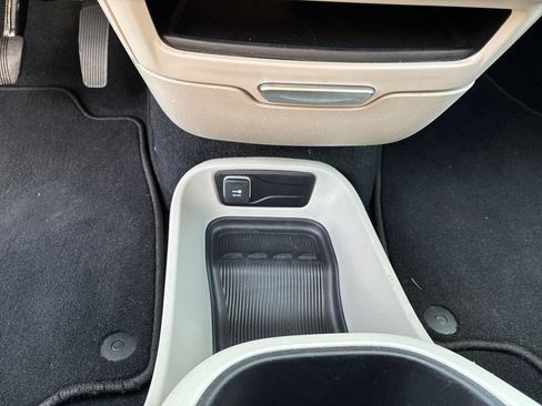 Used 2024 Chrysler Pacifica Touring-L FWD image 21