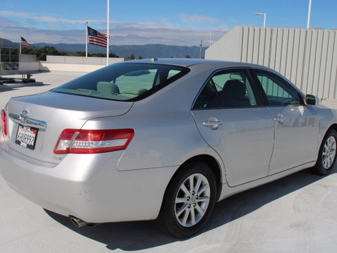 Used 2010 Toyota Camry XLE image 3