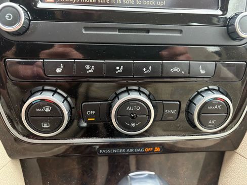 Used 2014 Volkswagen Passat 1.8T SEL Premium image 21