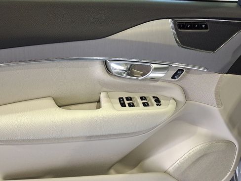 Used 2022 Volvo XC90 T5 Momentum image 10