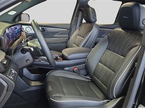 Used 2025 Buick Enclave Avenir image 11