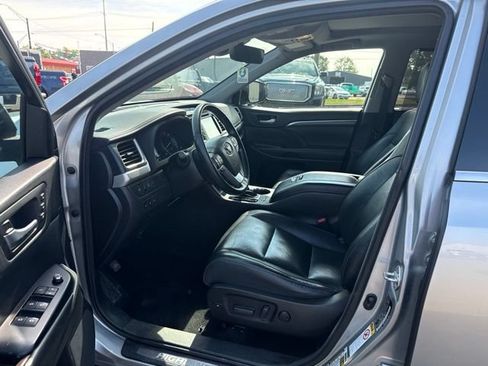 Used 2017 Toyota Highlander Limited Platinum w/ Carpet Mat Package AWD/4WD image 10