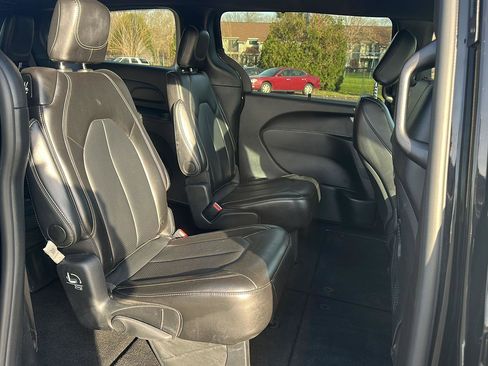 Used 2025 Chrysler Pacifica Select image 17