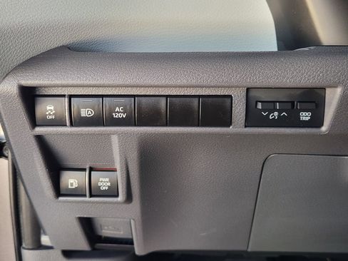 Used 2022 Toyota Sienna XSE w/ XSE Plus Package FWD image 22