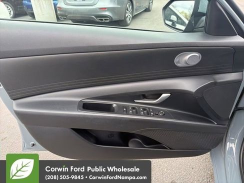 Used 2022 Hyundai Elantra SEL image 13