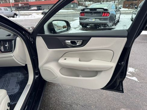 Used 2022 Volvo S60 B5 Momentum w/ Premium Package image 26