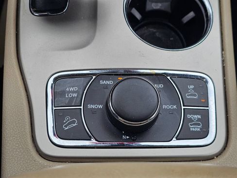 Used 2014 Jeep Grand Cherokee Overland w/ Advanced Technology Group AWD/4WD image 36