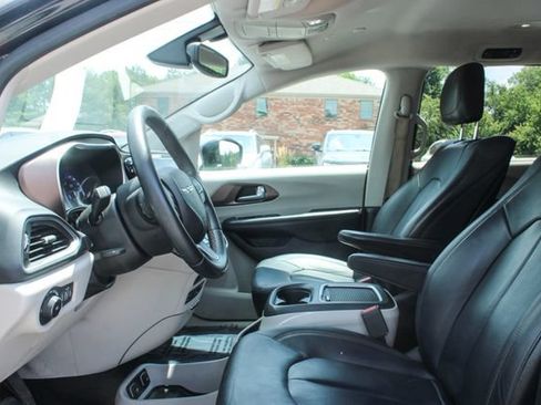 Used 2018 Chrysler Pacifica Touring-L Plus w/ Tire & Wheel Group FWD image 12