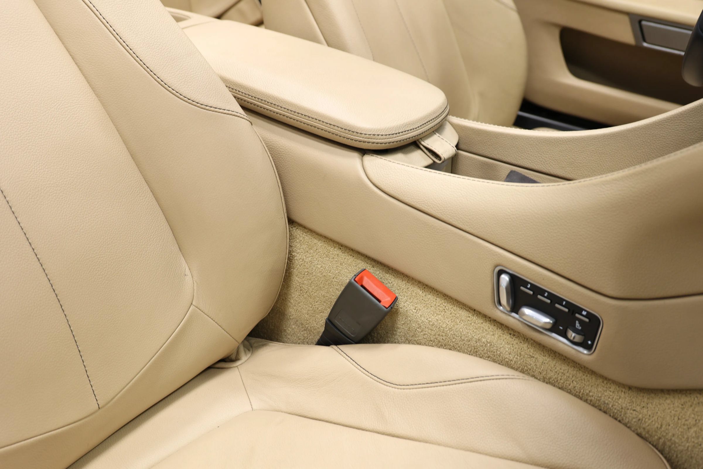 Used 2016 Aston Martin Vanquish Volante RWD image 74