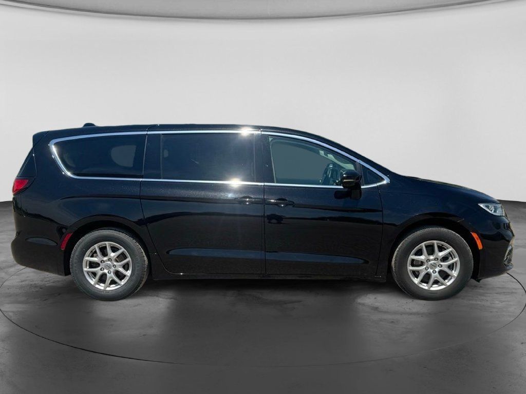 Used 2024 Chrysler Pacifica Touring-L FWD image 4