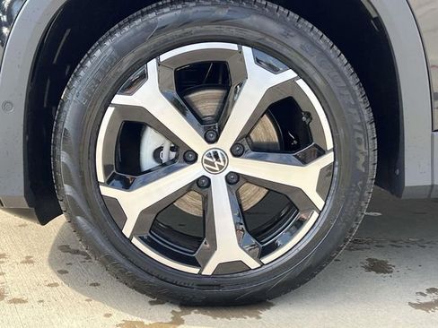 New 2026 Volkswagen Tiguan SE FWD image 3