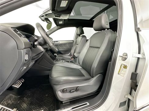 Used 2022 Volkswagen Tiguan SE R-Line image 4