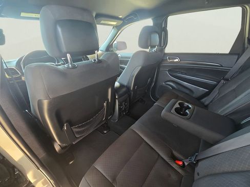 Used 2020 Jeep Grand Cherokee Laredo AWD/4WD image 11